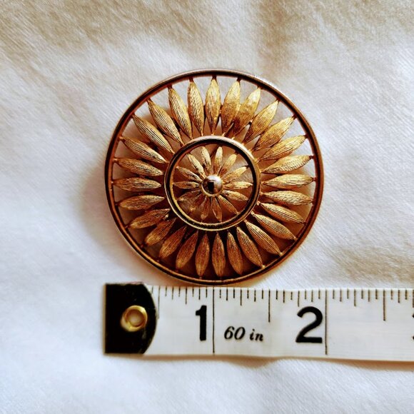 Vintage Gold-toned Daisy Brooch - Picture 2 of 5